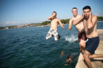 Hier das (fast) perfekt getimte Foto von unserem Dreiersprung ins Wasser. Kroatien Strand
