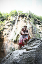 Steffi und Jada vor einem Wasserfall am Ende unserer Wanderung durch den Nationalpark. Plitvicer Seen Wasserfall
