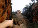 Laut Wikipedia wurde 713 begonnen den riesen Buddha in den Fels zu hauen. Erst 90 Jahre später wurde er final fertig gestellt. Chengdu Buddha von Leshan