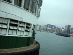 Blick von der Anlegestation der Fähre auf Kowloon Hongkong Victoria Harbour