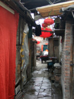 Wenn man mal um die Ecke schaut sieht man auch die ärmeren Teile der Stadt. Peking Gasse