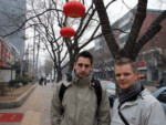 Und nochmal Christoph und ich. Dieses Mal gesättigt in den Straßen von Peking unterwegs. Peking