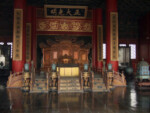 Das Innenleben der Tempel ist durch Altare und Gebetstätten geprägt. Peking Tempel