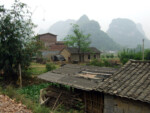 Blick auf die Dörfer und Karstberge im Hintergrund im näheren Umland von Yangshuo Yangshuo Dörfer