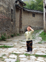 Little Chinese boy does not approve... Keine Ahnung was wir das gerade falsch gemacht haben^^ Yangshuo chinesisches Kind