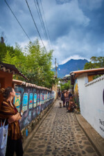 Mit Mira ging es am Samstag ins kleine Örtchen San Marcos. Lago Atitlan San Marcos