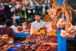 Einer der Gewürzstände mit getrocknetem Knoblauch und allen möglichen Arten von Chili. San Cristobal Markt