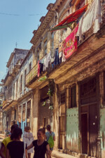 Irgendwie sieht die aufgehängte Wäsche auf den Balkons wie ein Kunstwerk aus. Havanna Cuba
